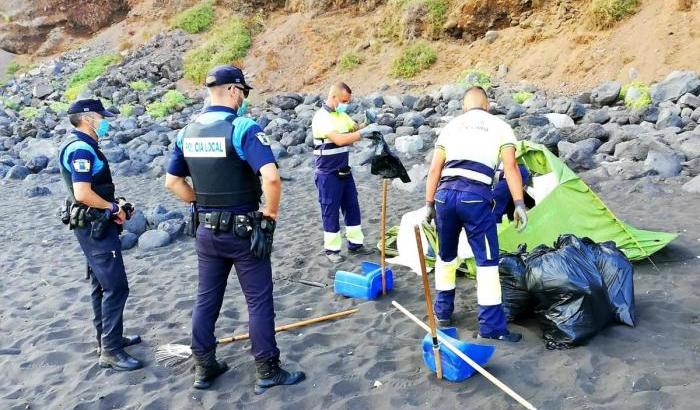 Idioti alle Canarie: organizzano un raduno in spiaggia per diffondere il Coronavirus