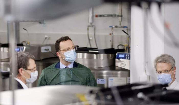 La Germania perplessa sul vaccino russo: "Pericolo usarlo senza aver fatto molti test"