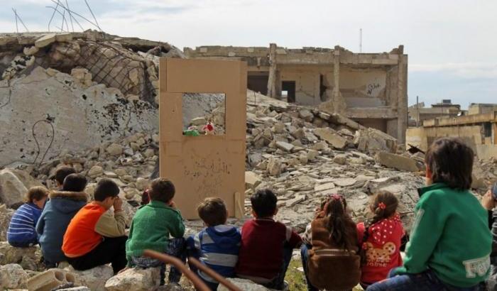 Gli stenti per il Covid uccidono i bambini siriani nei campi profughi. Ma per il mondo non esistono