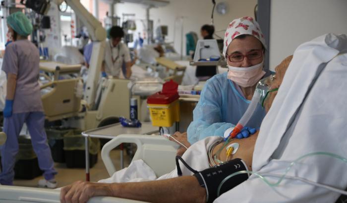 Padre positivo al Covid finisce in terapia intensiva. Il figlio era appena tornato dalla Croazia
