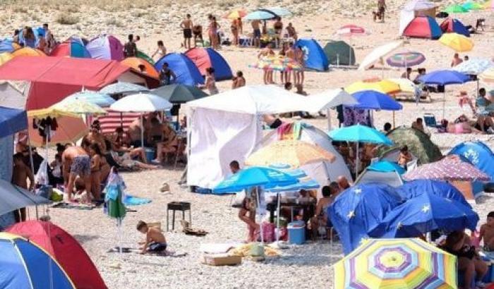 Giornalista filma lo sgombero di una tendopoli in spiaggia: presa a calci e pugni dai bagnanti