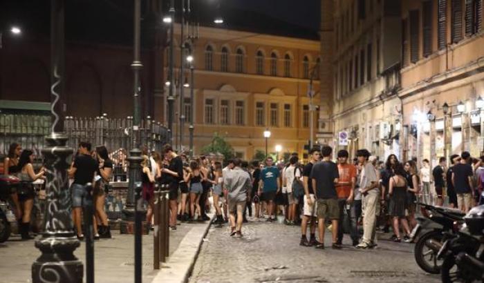 Il governo ha deciso: da oggi mascherine obbligatorie dalle 18 alle 6