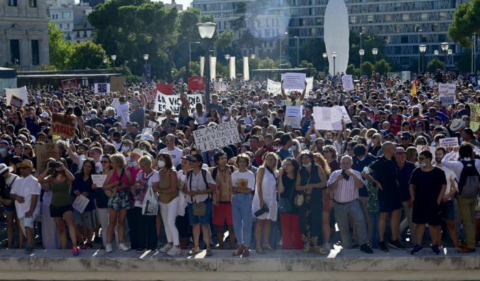 A Madrid scendono in piazza contro l'uso della mascherina: "Nati per essere liberi"
