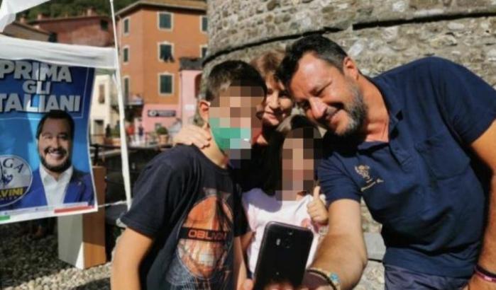 Mentre fa ancora selfie senza mascherina Salvini dà la colpa dei contagi ai migranti