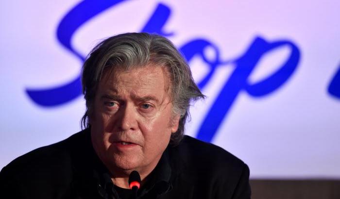 Le accuse a Bannon: "Così ha intascato più di un milione di dollari destinati al muro anti-migranti"