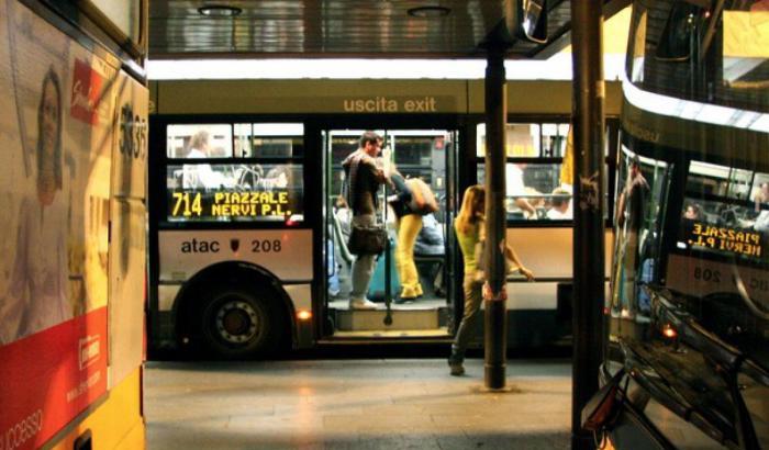 Violenza a Roma: ragazzini senza mascherina picchiano l'autista, poi pestano un uomo