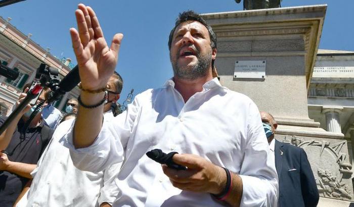 Salvini provoca: "Tra plexiglas e mascherina non mando mia figlia a scuola"