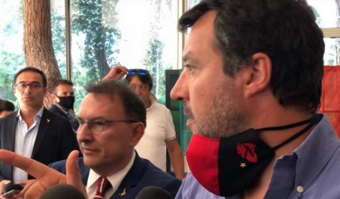Salvini cavalca (di nuovo) il razzismo: "Sicilia, Calabria e Puglia non sono i campi profughi d'Europa"