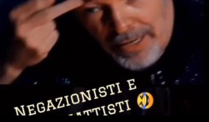 Il pensiero di Vasco Rossi rivolto ai negazionisti del Covid: "Ma fottetevi da soli..." e fa il ghigno