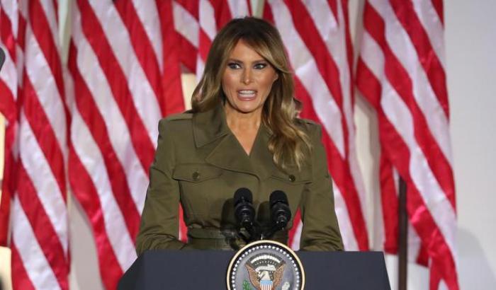 Il discorso rassicurante di Melania Trump che racconta un'America distante da quella che ha diviso il marito