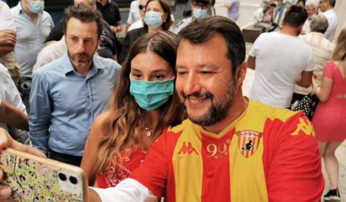 Proteste per Salvini con la maglia del Benevento