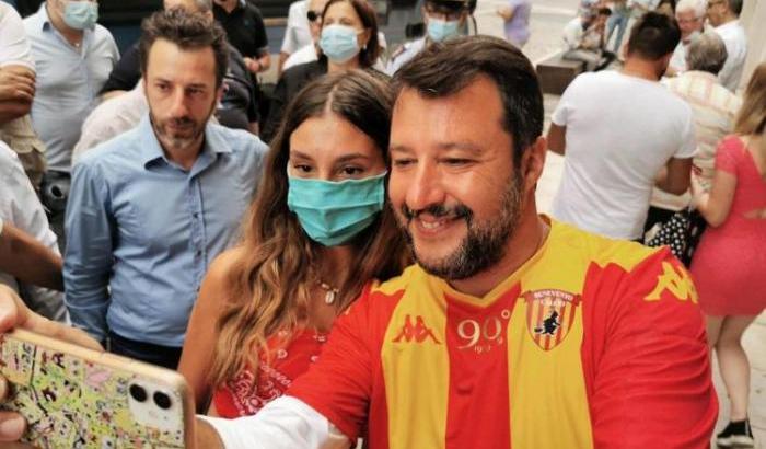 I tifosi si ribellano: "Consegnare la maglia del Benevento a Salvini è stato un turpe gesto"