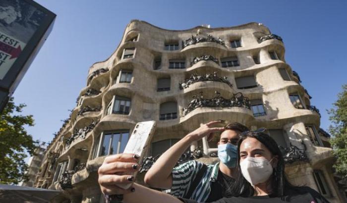 Follia in Spagna, chiede a due clienti di usare la mascherina: cameriere preso a morsi