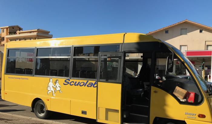 Sugli scuolabus si pensa a dei separatori morbidi: ecco di cosa si tratta