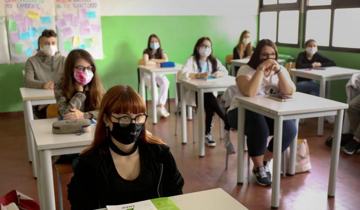 Pessima "decisione anti Covid": in una scuola ad Avellino si dividono gli alunni in classi di "bravi" e "meno bravi"