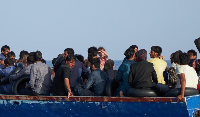 Su un barcone di migranti spunta un italiano: stava scappando dai creditori tunisini
