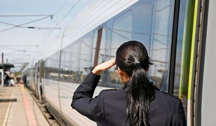 La capotreno gli dice di indossare la mascherina e lui cerca di violentarla