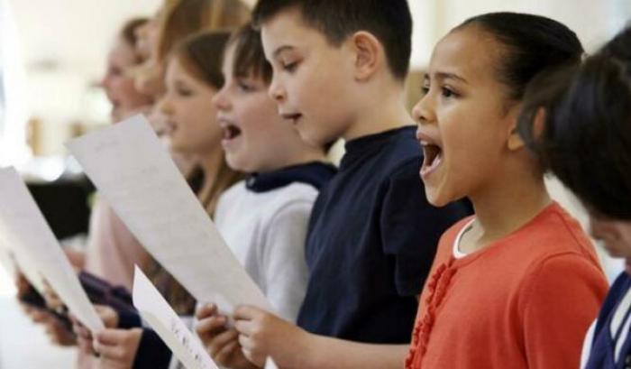 Crisanti: "Il canto diffonde il virus, meglio evitare i cori nelle scuole"