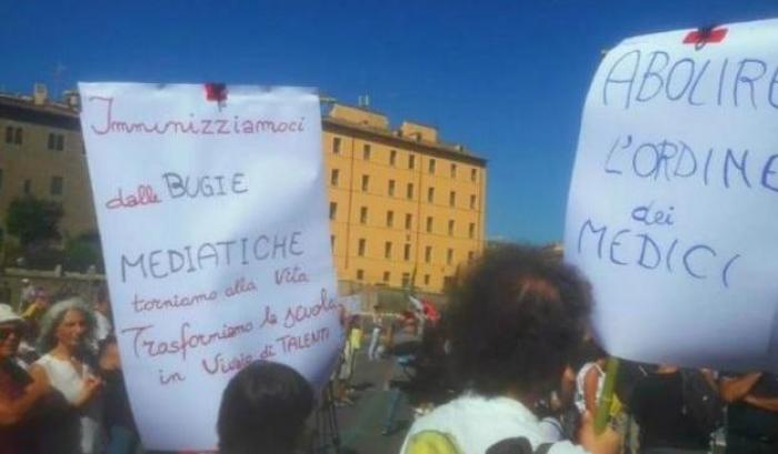 Fratoianni: "La manifestazione nomask è indecente e pericolosa, senza rispetto per i morti"