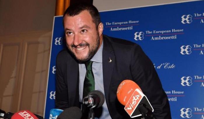 Salvini si traveste da politico: "L'Italia rischia di morire di immobilismo"