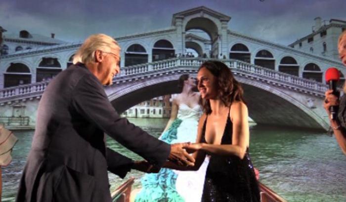 Sgarbi a Venezia se ne frega del Covid e Sara Serraiocco si infuria: "Rispetta la distanza"