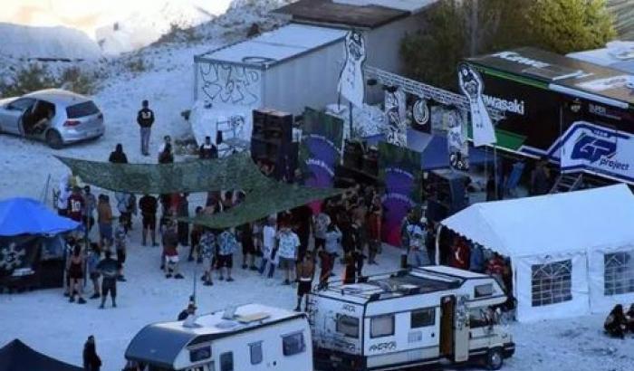 Vergognoso rave party in una cava con 200 persone assembrate e senza mascherine