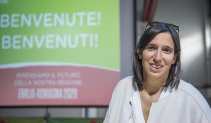 Elly Schlein invoca il rinnovamento: "Perché i giovani vanno nelle piazze ma non si iscrivono ai partiti?