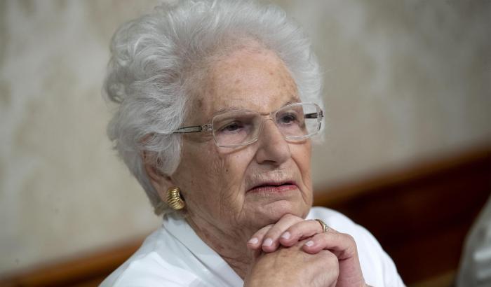 Da Liliana Segre una 'preghiera laica' ai no-vax: "Vaccinarsi per il bene proprio e degli altri"