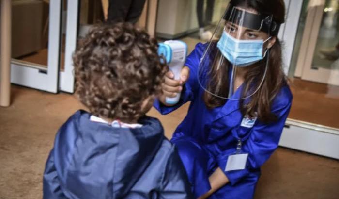 Il caso assurdo di Massa: un'alunna è positiva, dopo mezz'ora di scuola 18 bambini e 3 maestre in quarantena