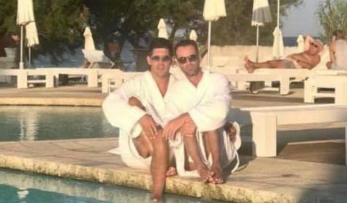 La coppia bersagliata dagli omofobi nel resort
