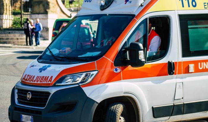 Il primo giorno di scuola un sedicenne cade dal lucernario: è grave