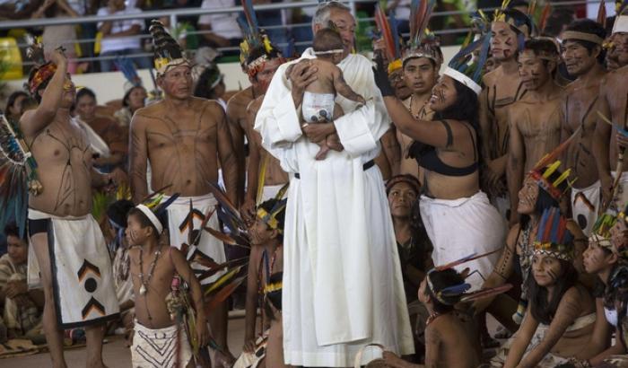 Papa Francesco e i nativi dell'Amazzonia
