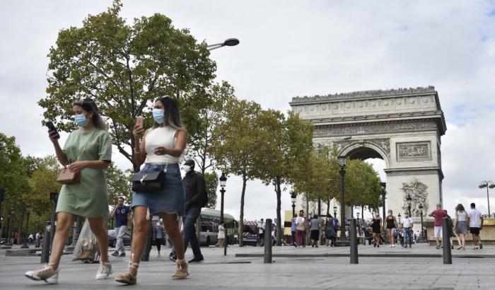 Gli infettivologi italiani contro la Francia: "Troppi rischi riducendo la quarantena"