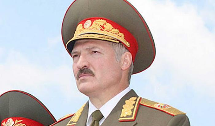 Lukashenko chiude i confini con la Ue, l'Ucraina annuncia manovre militari