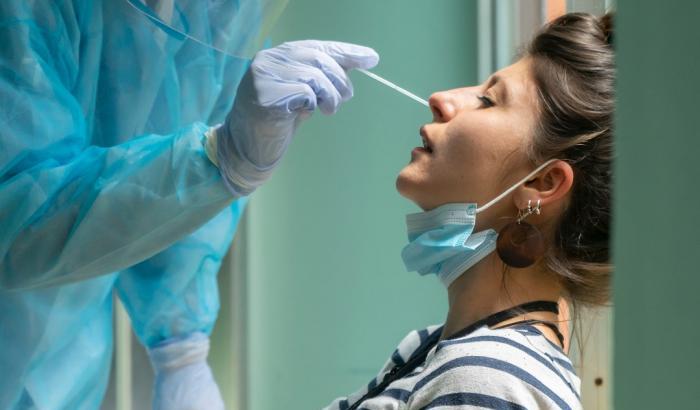Impennata di casi: +1.907 con 99 mila tamponi, ma calano le terapie intensive
