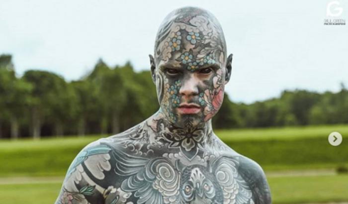 Si tatua anche il volto, maestro d'asilo cacciato perché spaventa i bambini