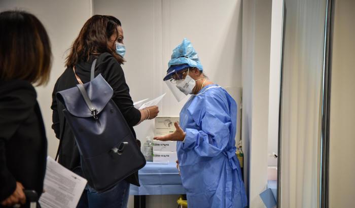 Nuovo record di tamponi e contagi in aumento, ma rispetto all'Europa l'Italia è sotto controllo