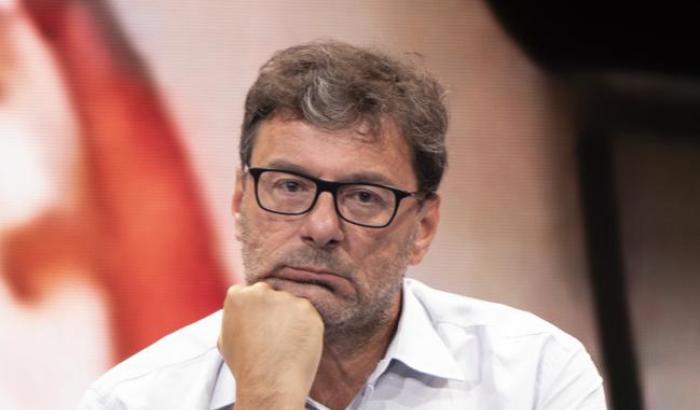 Giorgetti annuncia esuberi in Alitalia: "Se no non si vola più..."