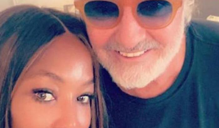 Dopo aver contribuito a infettare mezza Sardegna, Briatore si fa i selfie con Naomi Campbell