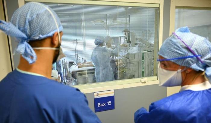 I timori dei medici francesi: "La seconda ondata Covid sta arrivando più in fretta del previsto"