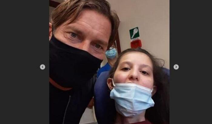 Sveglia dal coma trova una sorpresa: Totti fa visita alla sua fan in ospedale