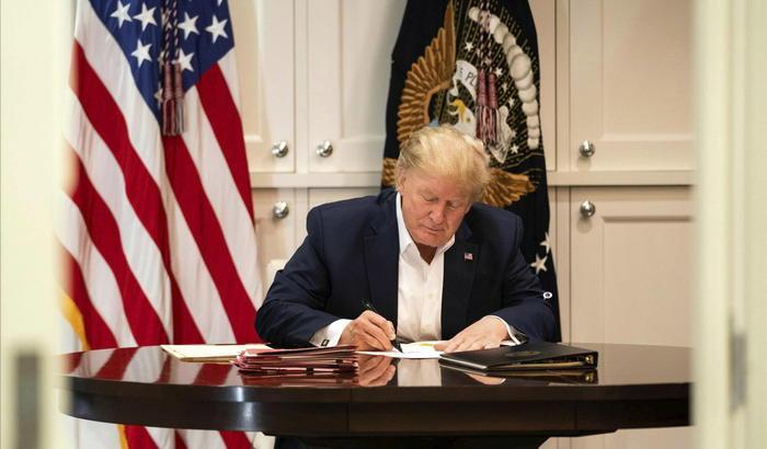 Trump sarà dimesso dall'ospedale, e fa già il gradasso: "Non abbiate paura del Covid"