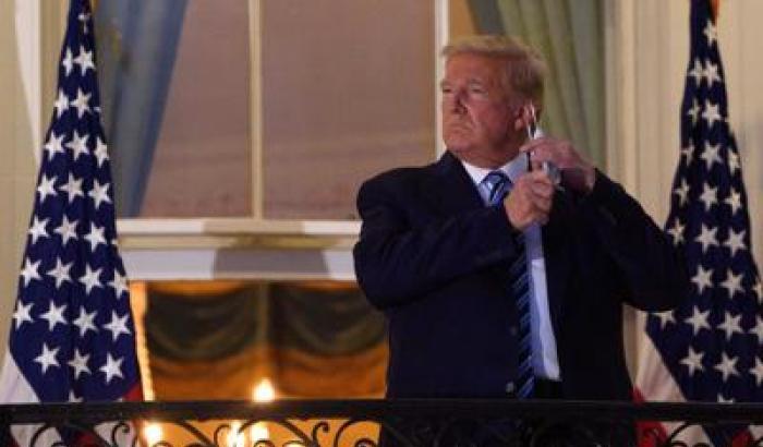 All'uscita dall'ospedale Trump voleva indossare la t-shirt di superman