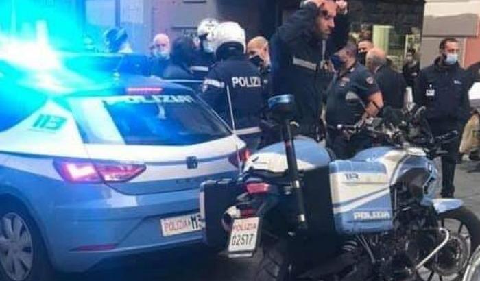 Donna aggredisce un agente a Napoli: si era rifiutata di indossare la mascherina