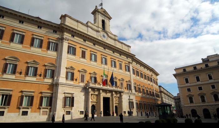 Manca il numero legale a Montecitorio, il Pd si giustifica: "Tanti dei nostri sono in isolamento per il Covid"
