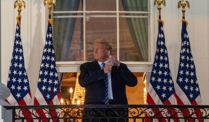 Trump ha detto di nuovo che l'influenza è peggio del Covid: Facebook e Twitter rimuovono il post