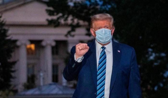 Trump fa lo spaccone: "Sono immunizzato dal Covid, la colpa è tutta della Cina"
