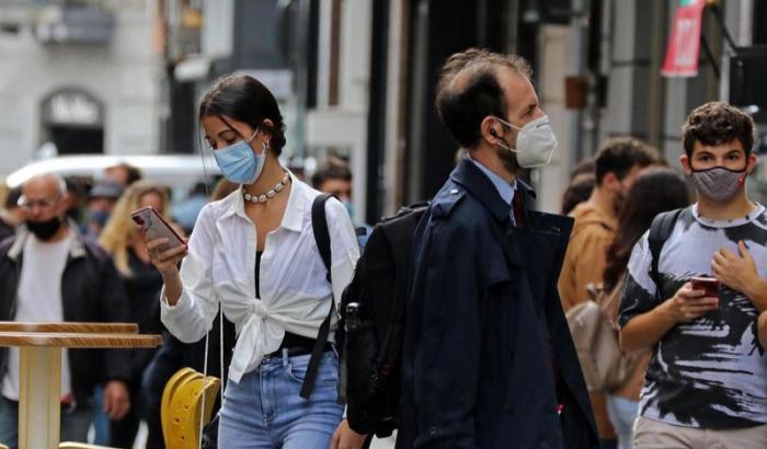 Nonostante i virologi non siano d'accordo mascherine all'aperto o multe fino a 1000 euro