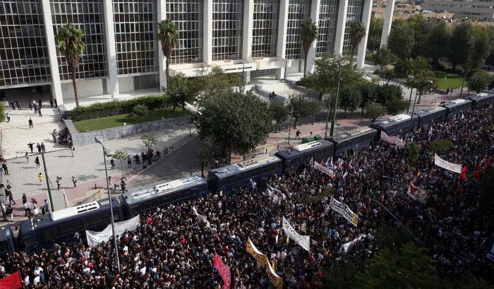 I manifestanti antifascisti fuori dal Tribunale