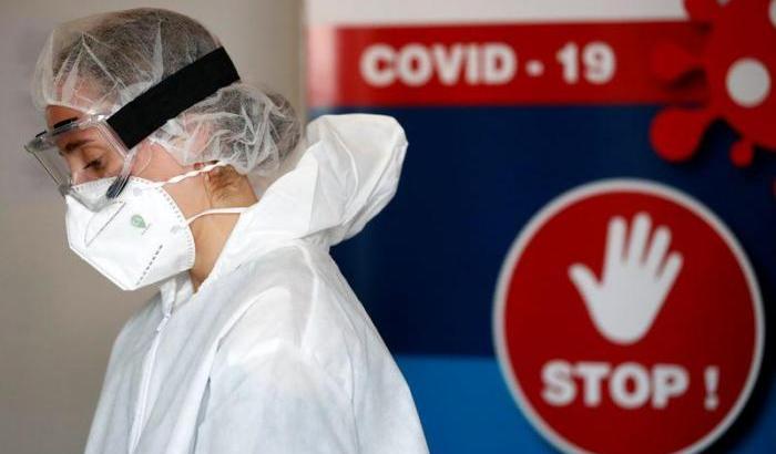 Nuova impennata Covid in Francia: 26.896 casi e 54 morti in un giorno